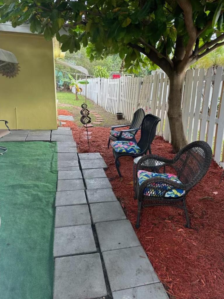 3 Bedroom House Fenced Backyard Private Patio Areas Grill Firepit Plenty Parking! Quick Access 10 Min To Beach Airport Delray West Palm Лейк-Ворт Екстер'єр фото