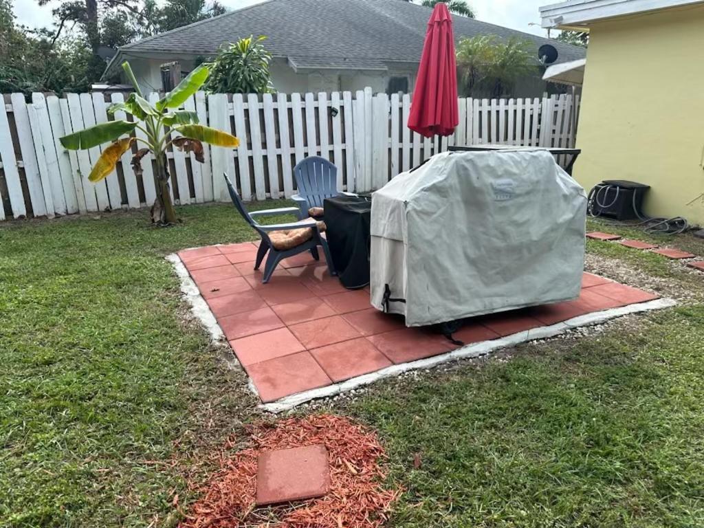 3 Bedroom House Fenced Backyard Private Patio Areas Grill Firepit Plenty Parking! Quick Access 10 Min To Beach Airport Delray West Palm Лейк-Ворт Екстер'єр фото